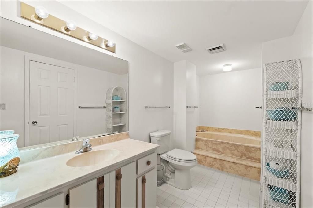 En Venta: $699,000 (3 camas, 4 baños, 2790 Pies cuadrados)