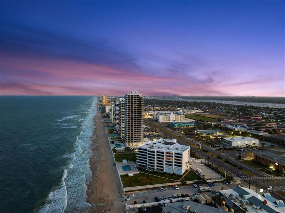 En Venta: $699,000 (3 camas, 4 baños, 2790 Pies cuadrados)