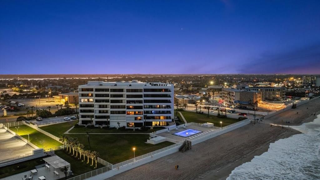 En Venta: $699,000 (3 camas, 4 baños, 2790 Pies cuadrados)