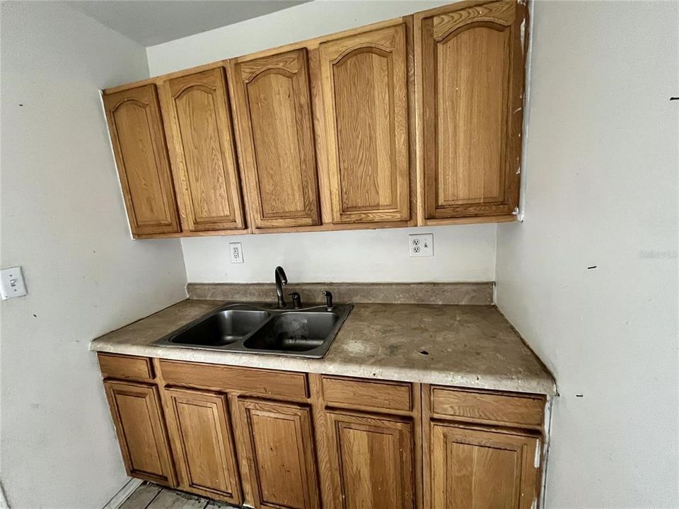 出租: $800 (2 贝兹, 1 浴室, 575 平方英尺)