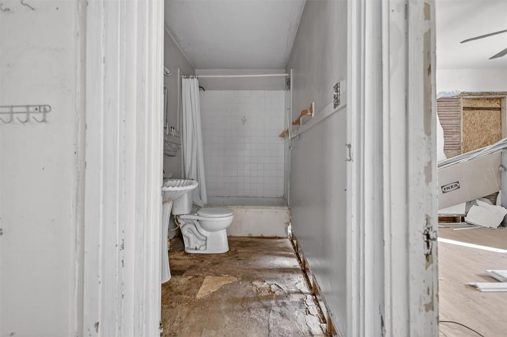 For Sale: $275,000 (5 beds, 0 baths, 2400 Square Feet)