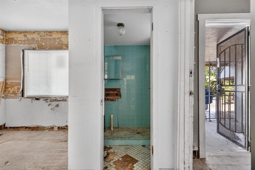 For Sale: $275,000 (5 beds, 0 baths, 2400 Square Feet)