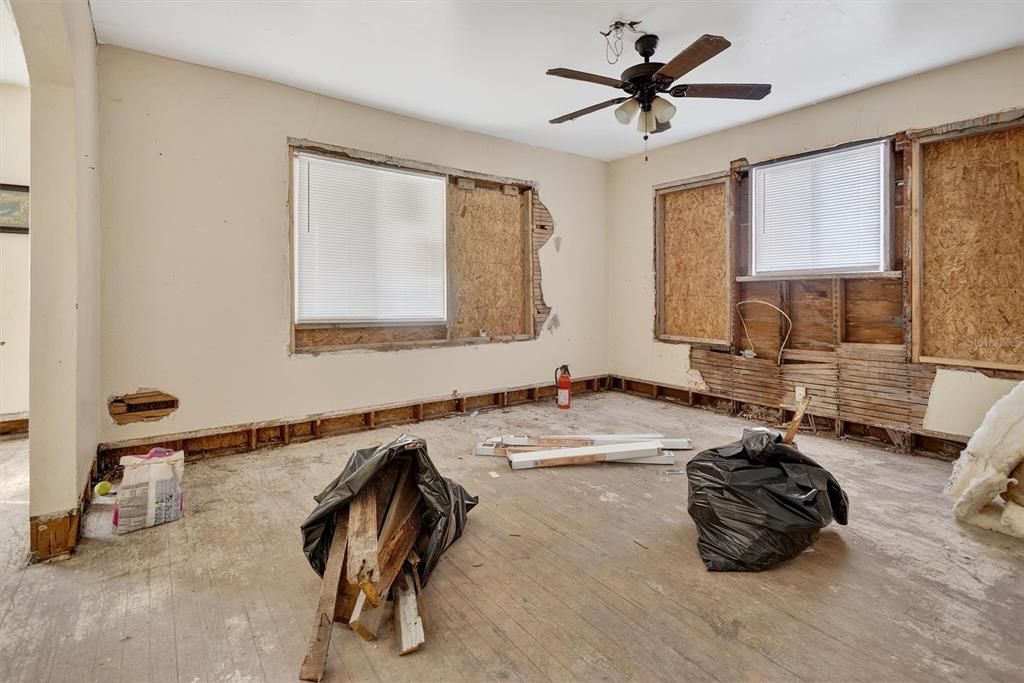 For Sale: $275,000 (5 beds, 0 baths, 2400 Square Feet)