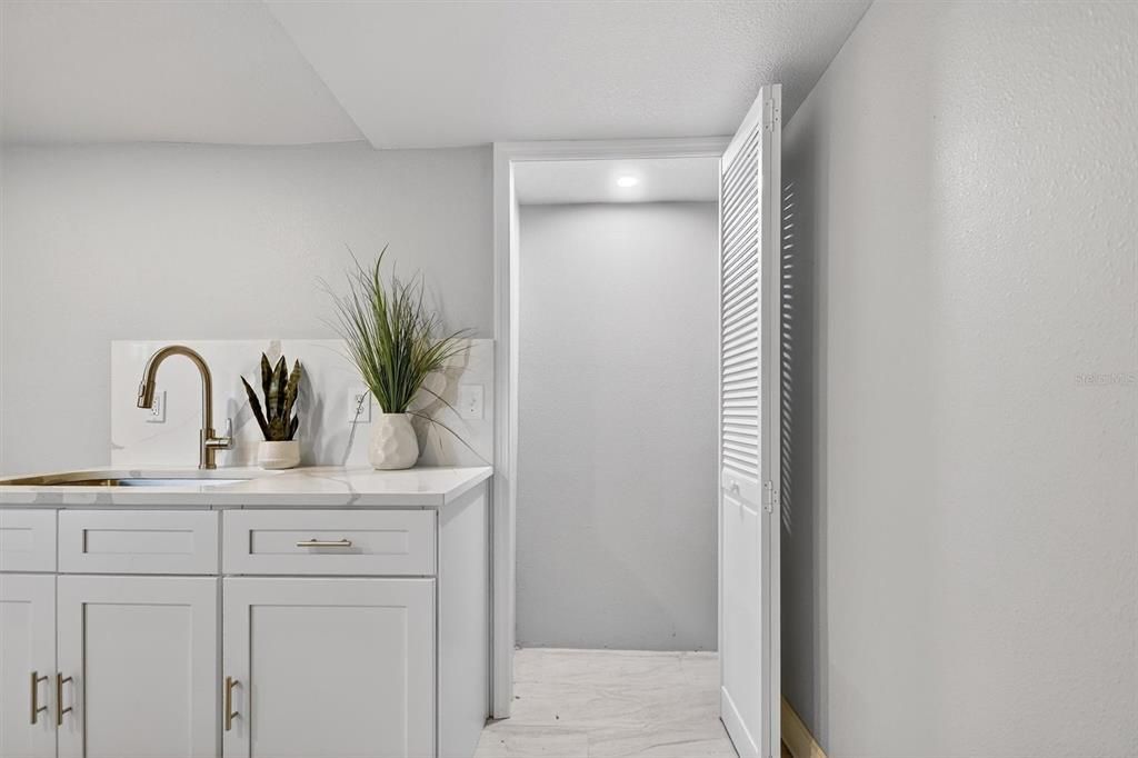 For Sale: $275,000 (5 beds, 0 baths, 2400 Square Feet)