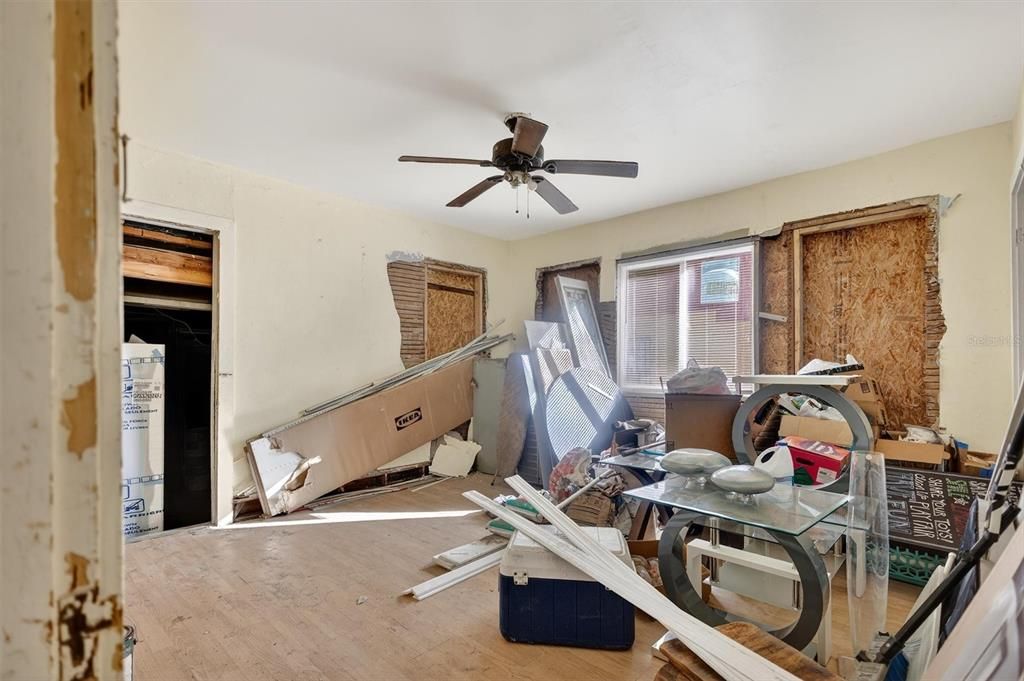 For Sale: $275,000 (5 beds, 0 baths, 2400 Square Feet)