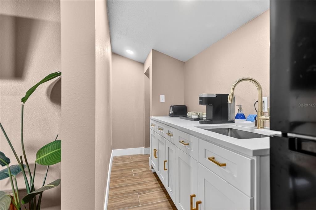 For Sale: $275,000 (5 beds, 0 baths, 2400 Square Feet)