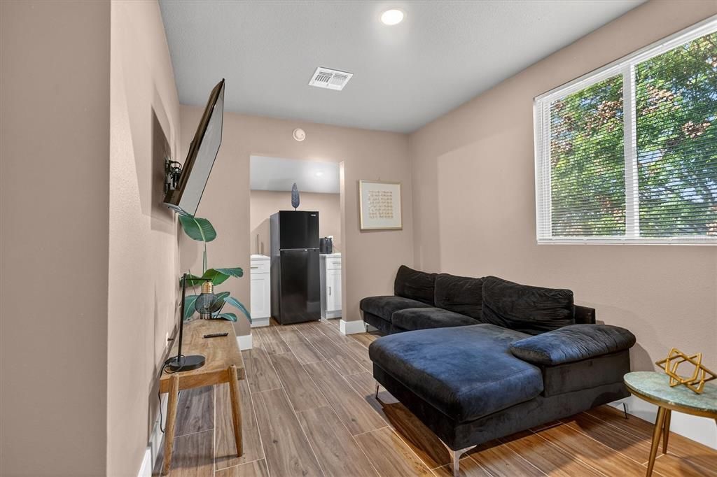 For Sale: $275,000 (5 beds, 0 baths, 2400 Square Feet)