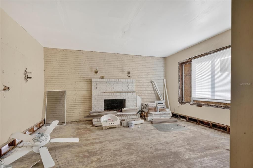 For Sale: $275,000 (5 beds, 0 baths, 2400 Square Feet)