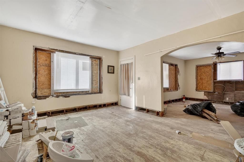 For Sale: $275,000 (5 beds, 0 baths, 2400 Square Feet)