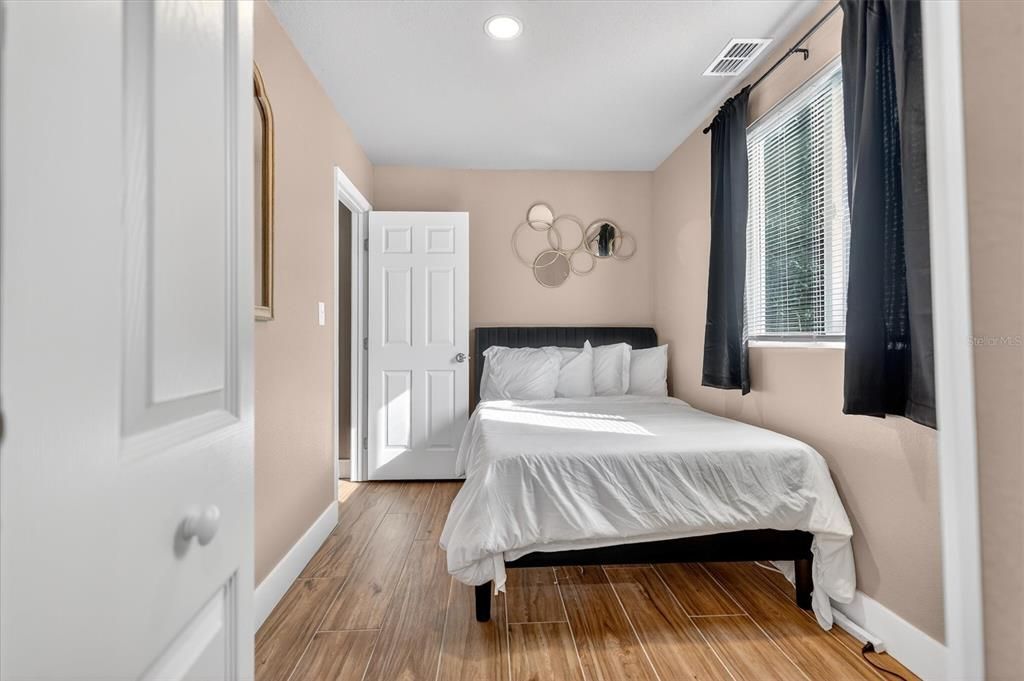 For Sale: $275,000 (5 beds, 0 baths, 2400 Square Feet)