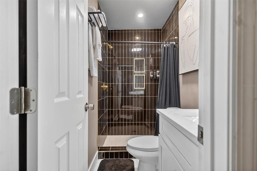 For Sale: $275,000 (5 beds, 0 baths, 2400 Square Feet)