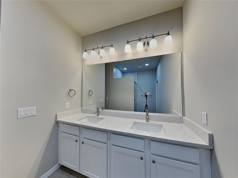 На продажу: $309,900 (4 спален, 2 ванн, 1921 Квадратных фут)