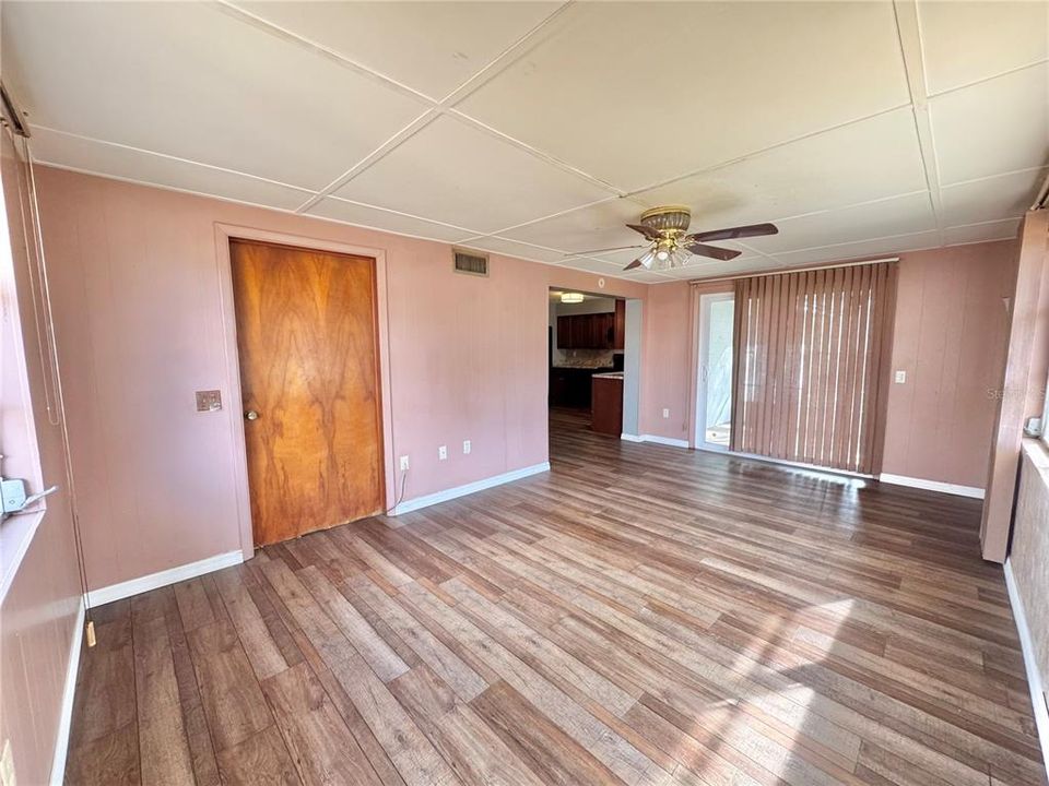 For Sale: $190,000 (3 beds, 1 baths, 1435 Square Feet)