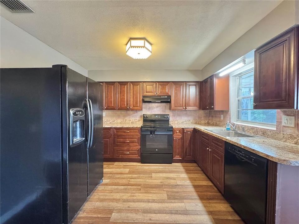 For Sale: $190,000 (3 beds, 1 baths, 1435 Square Feet)