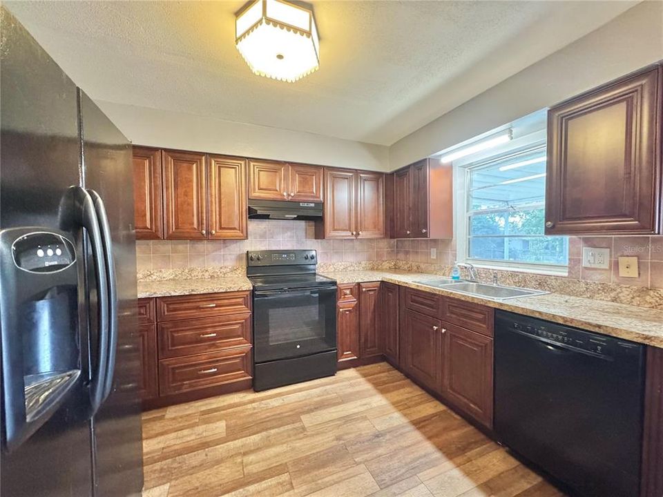 For Sale: $190,000 (3 beds, 1 baths, 1435 Square Feet)