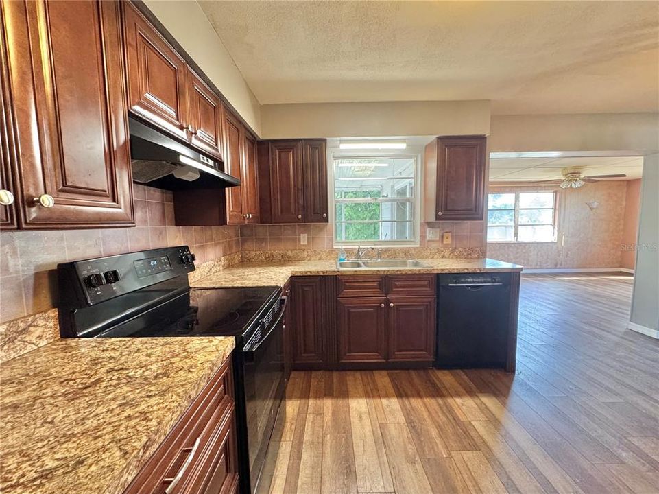 For Sale: $190,000 (3 beds, 1 baths, 1435 Square Feet)