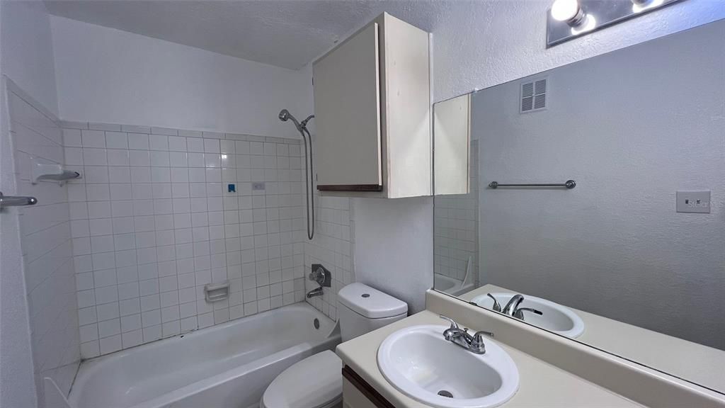 出租: $1,430 (2 贝兹, 1 浴室, 810 平方英尺)