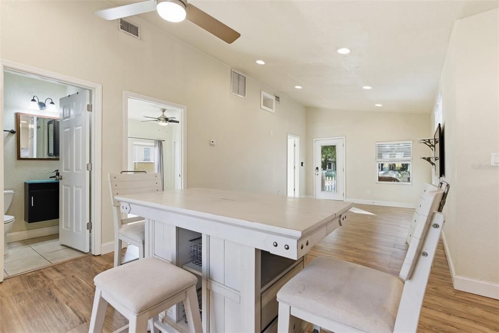 For Rent: $1,850 (2 beds, 2 baths, 792 Square Feet)