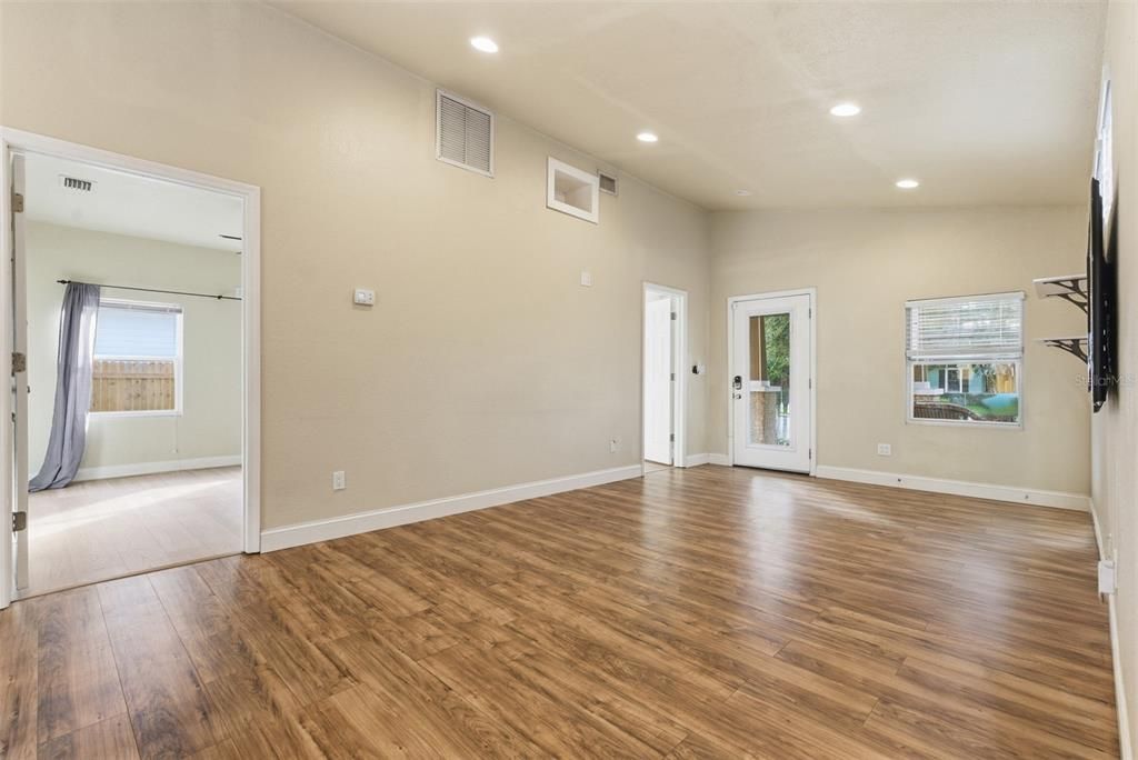 For Rent: $1,850 (2 beds, 2 baths, 792 Square Feet)