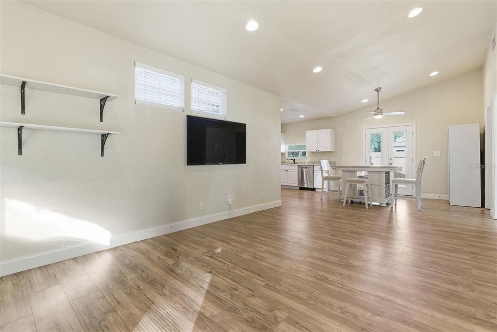 For Rent: $1,850 (2 beds, 2 baths, 792 Square Feet)