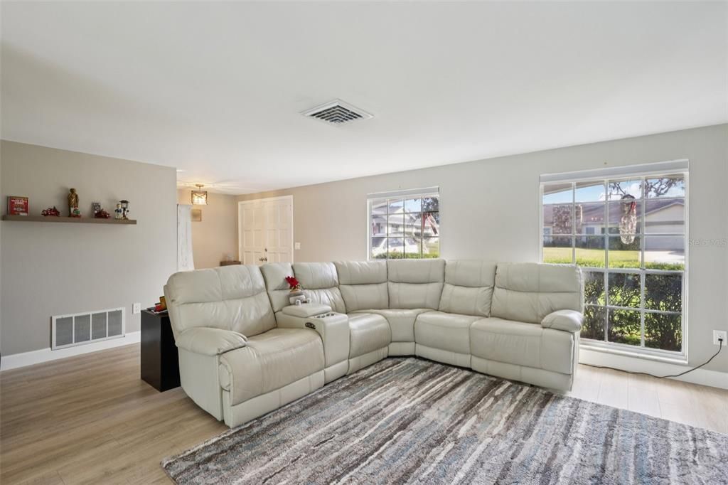 For Sale: $350,000 (3 beds, 2 baths, 1873 Square Feet)