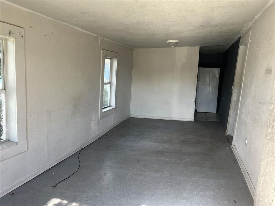 For Rent: $800 (2 beds, 1 baths, 600 Square Feet)