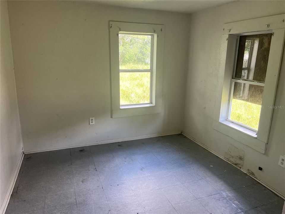 For Rent: $800 (2 beds, 1 baths, 600 Square Feet)