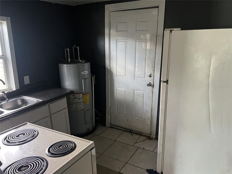 For Rent: $800 (2 beds, 1 baths, 600 Square Feet)