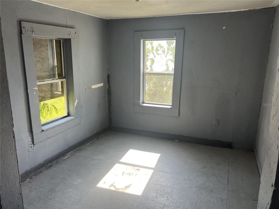 For Rent: $800 (2 beds, 1 baths, 600 Square Feet)