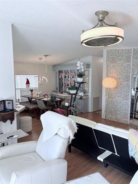 待售: $192,000 (2 贝兹, 2 浴室, 1056 平方英尺)