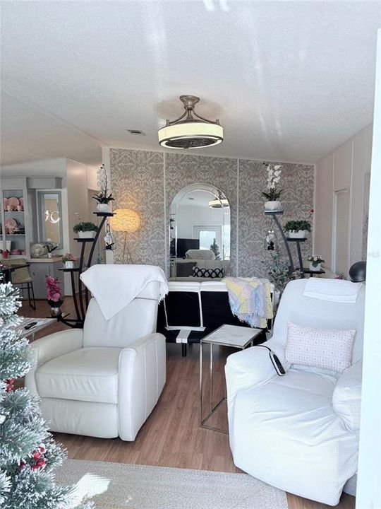 待售: $192,000 (2 贝兹, 2 浴室, 1056 平方英尺)