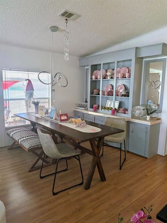 待售: $192,000 (2 贝兹, 2 浴室, 1056 平方英尺)