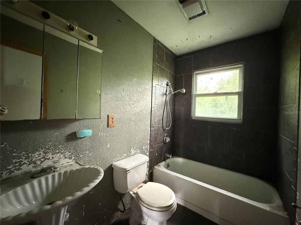 For Sale: $115,000 (3 beds, 3 baths, 1184 Square Feet)