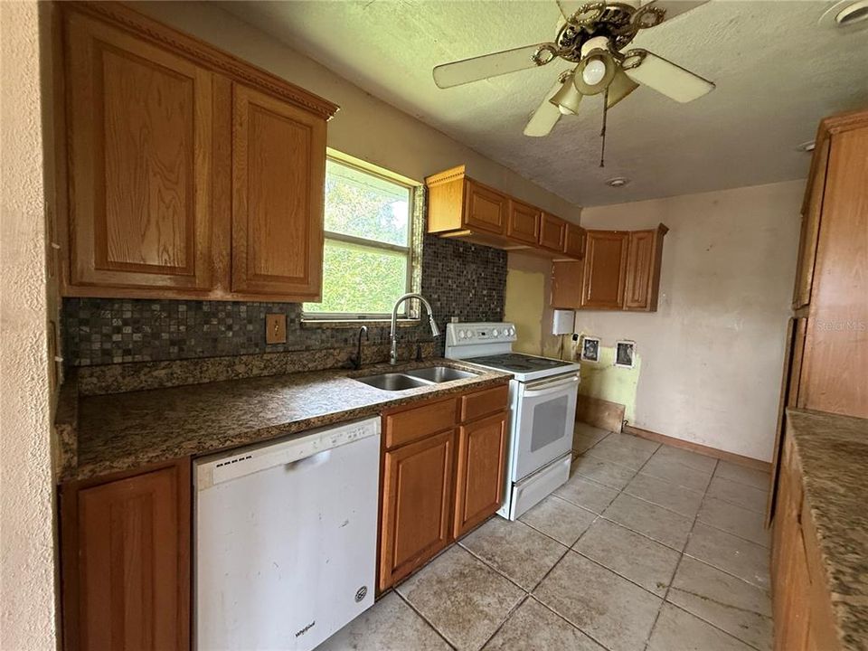 For Sale: $115,000 (3 beds, 3 baths, 1184 Square Feet)