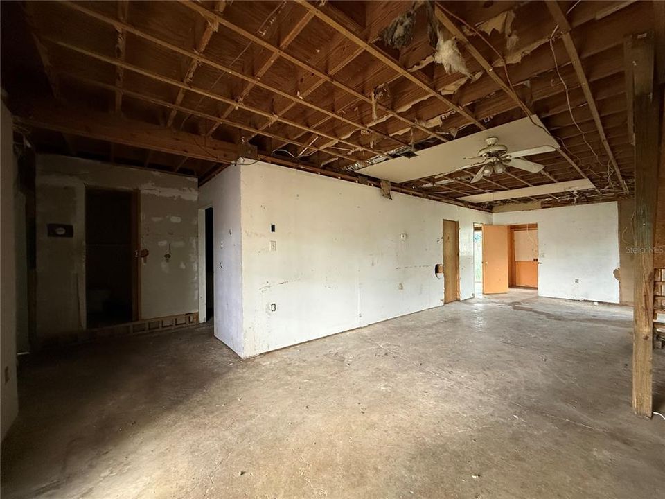 For Sale: $115,000 (3 beds, 3 baths, 1184 Square Feet)