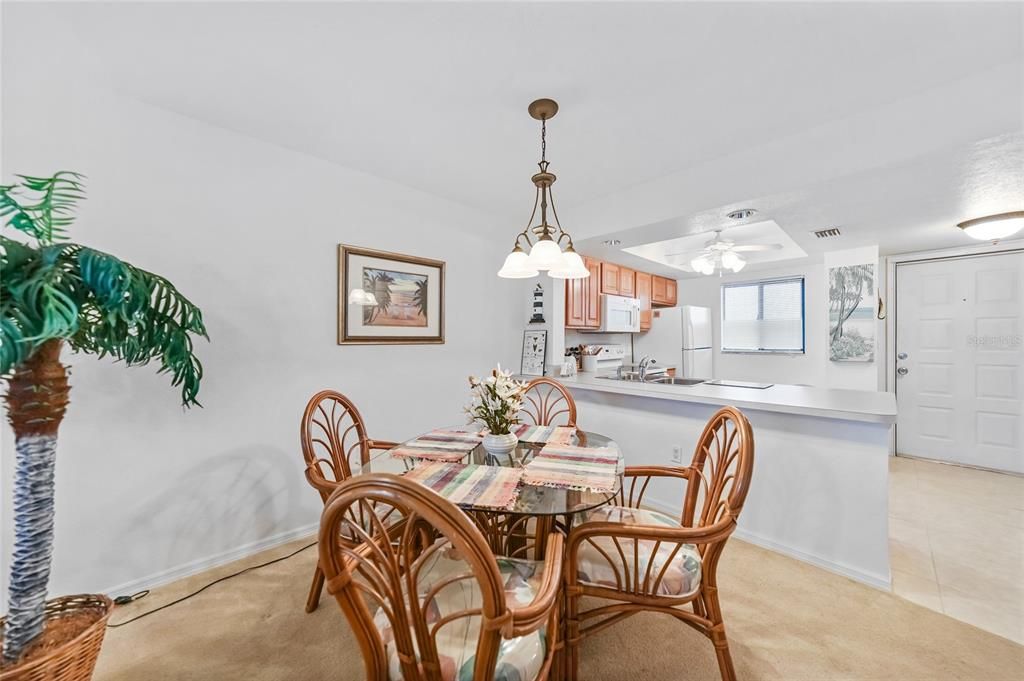 На продажу: $149,900 (2 спален, 2 ванн, 886 Квадратных фут)