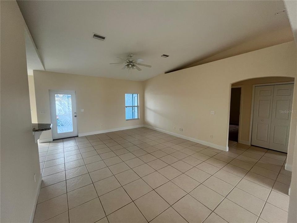 На продажу: $335,000 (4 спален, 2 ванн, 2156 Квадратных фут)