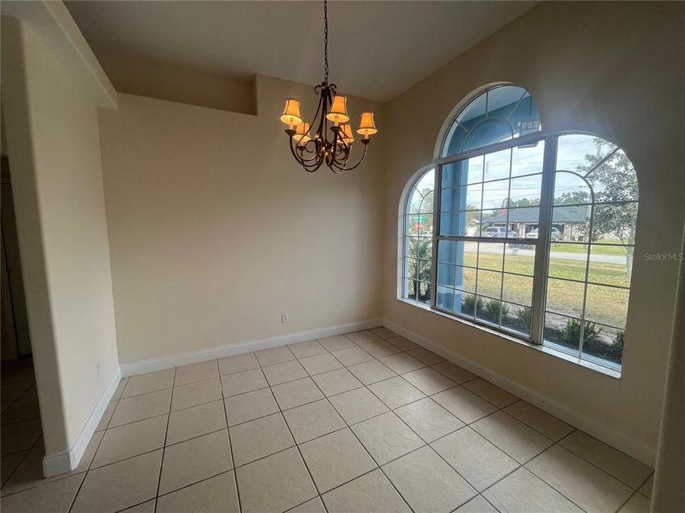 На продажу: $335,000 (4 спален, 2 ванн, 2156 Квадратных фут)