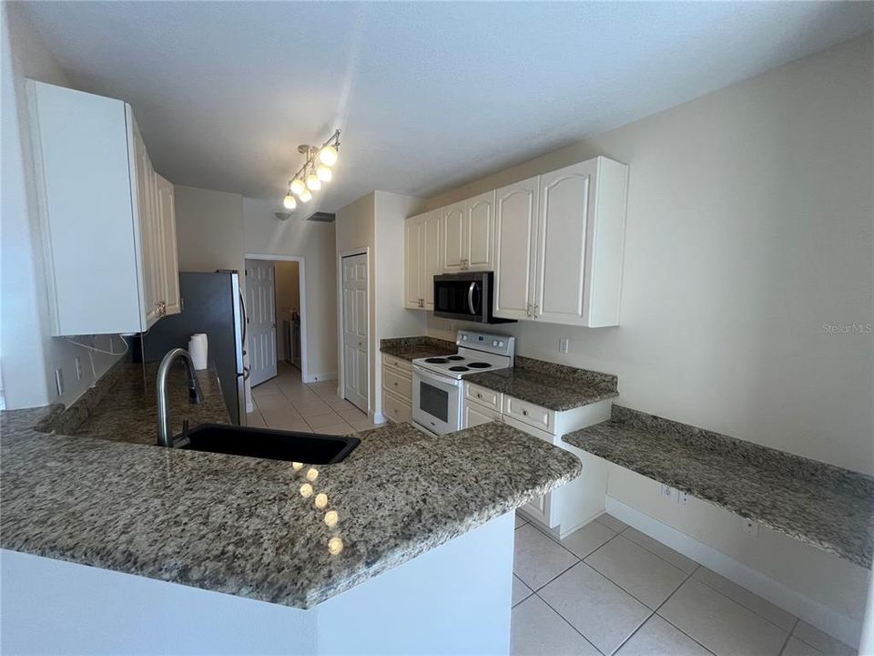 На продажу: $335,000 (4 спален, 2 ванн, 2156 Квадратных фут)