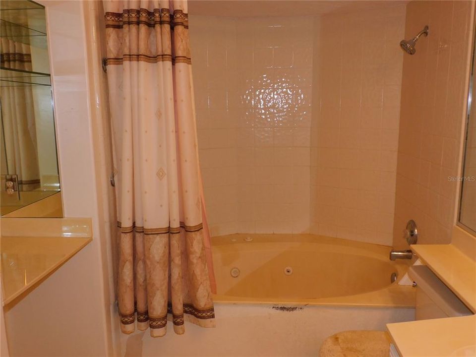 For Sale: $200,000 (2 beds, 2 baths, 1342 Square Feet)