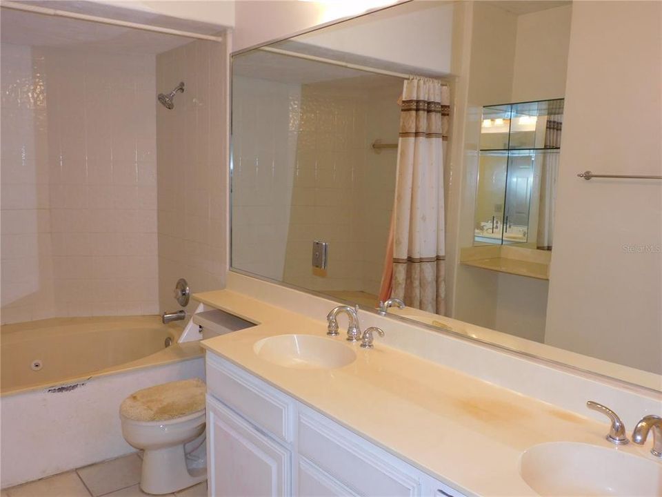 For Sale: $200,000 (2 beds, 2 baths, 1342 Square Feet)