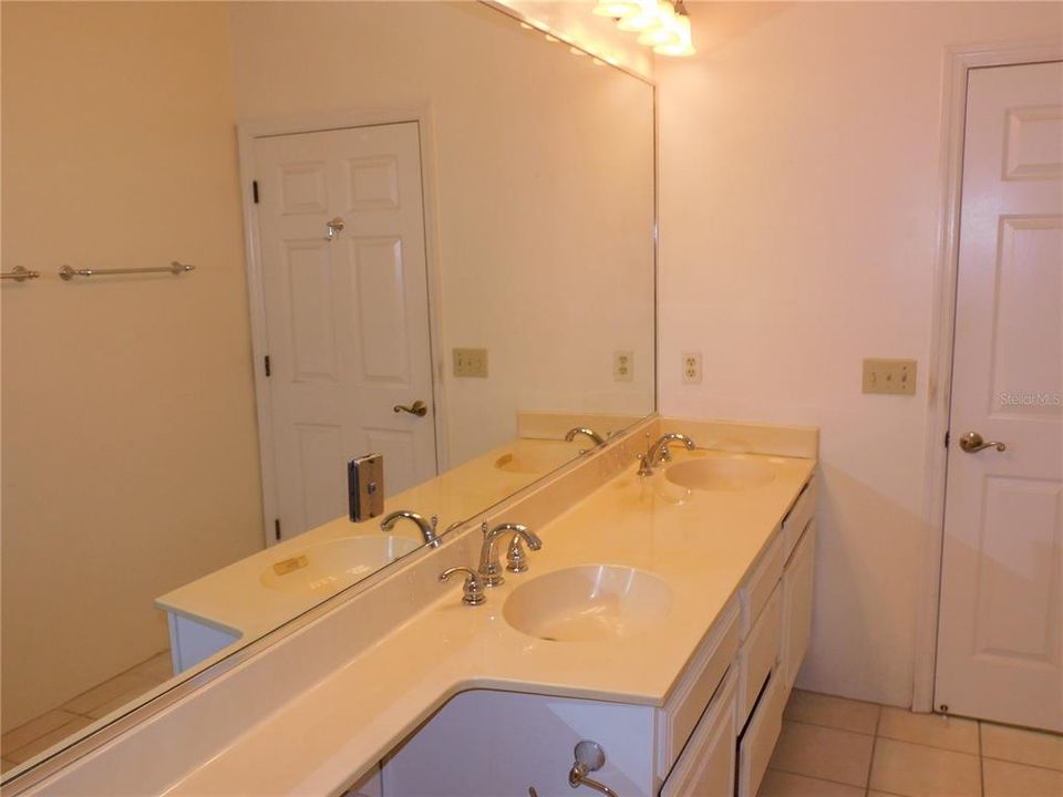 For Sale: $200,000 (2 beds, 2 baths, 1342 Square Feet)