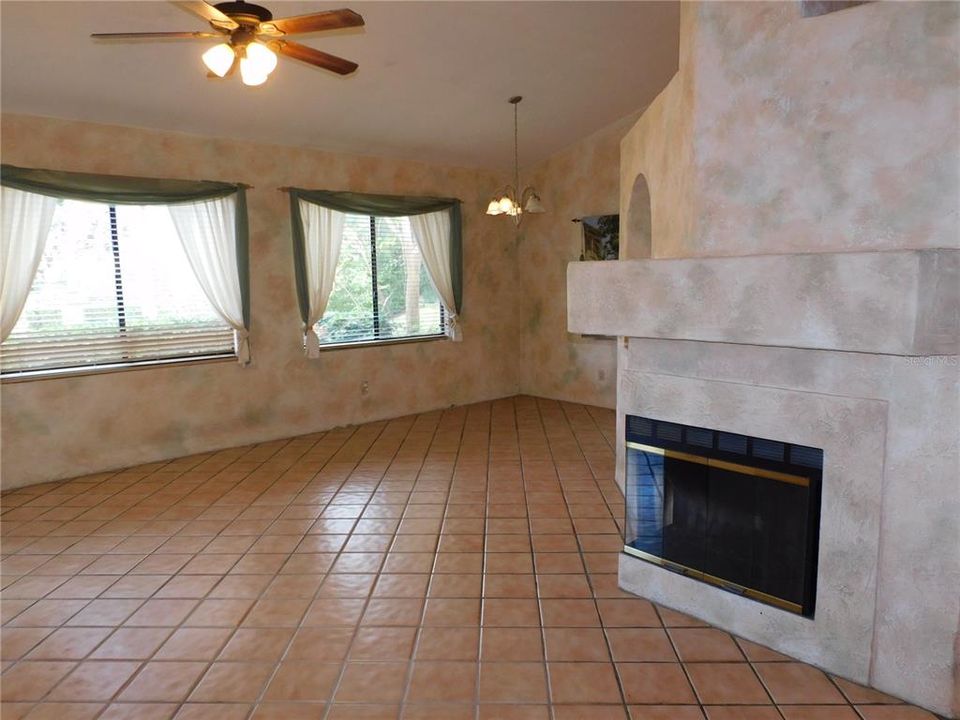 For Sale: $200,000 (2 beds, 2 baths, 1342 Square Feet)