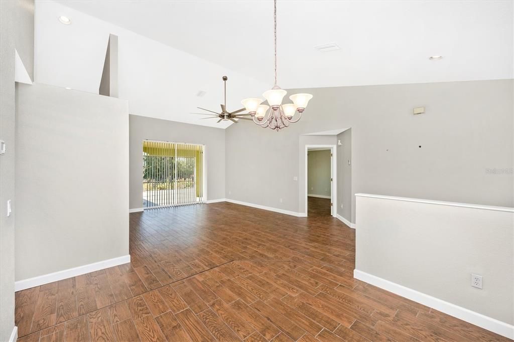 En Venta: $350,000 (3 camas, 2 baños, 2048 Pies cuadrados)