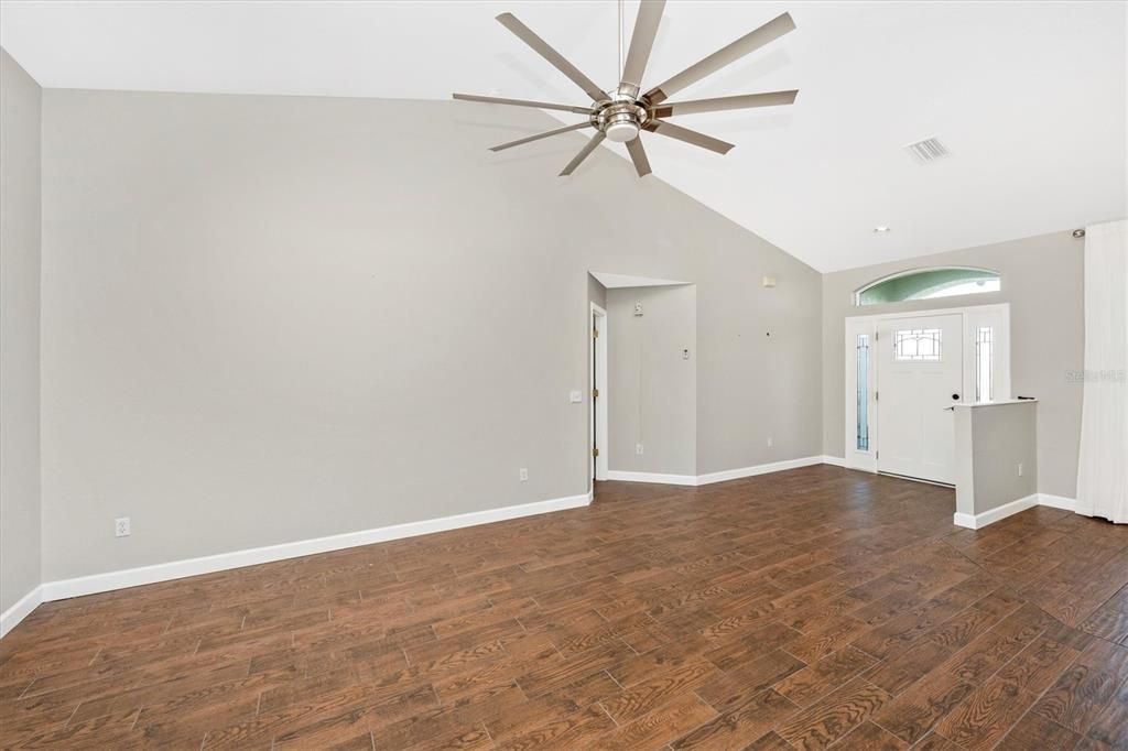 En Venta: $350,000 (3 camas, 2 baños, 2048 Pies cuadrados)