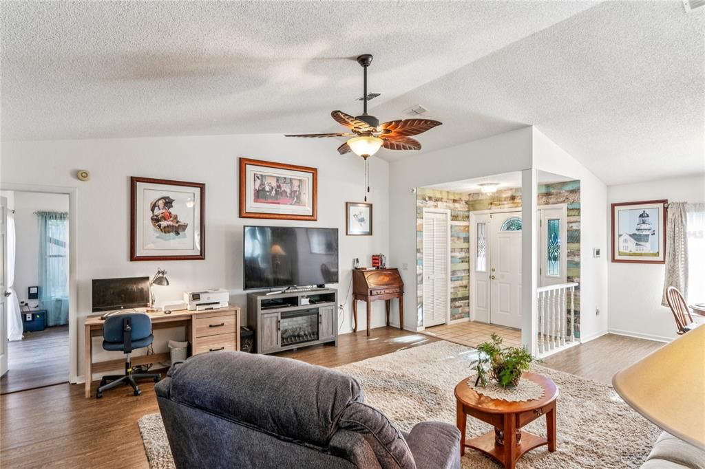 For Sale: $320,000 (2 beds, 2 baths, 1514 Square Feet)