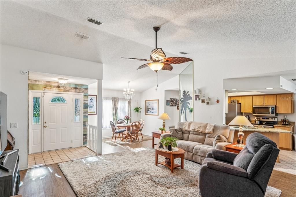 For Sale: $320,000 (2 beds, 2 baths, 1514 Square Feet)