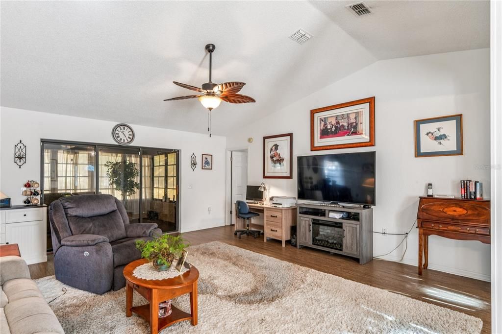 For Sale: $320,000 (2 beds, 2 baths, 1514 Square Feet)