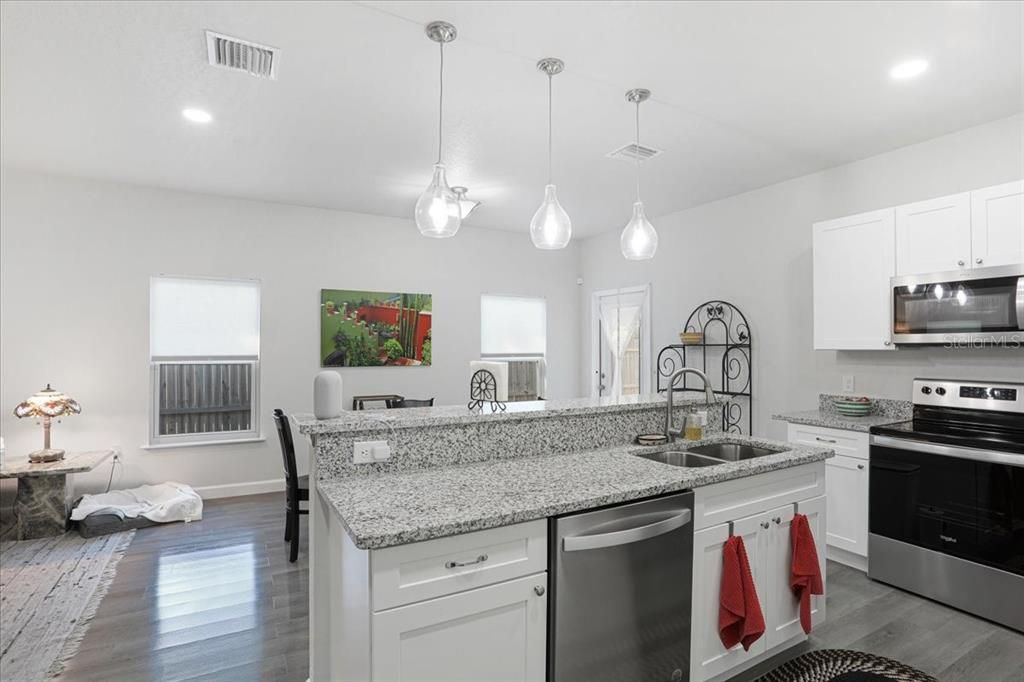 На продажу: $249,900 (3 спален, 2 ванн, 1330 Квадратных фут)