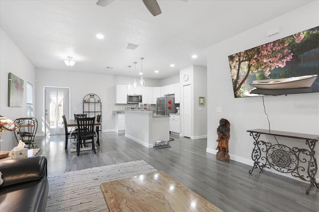 На продажу: $249,900 (3 спален, 2 ванн, 1330 Квадратных фут)